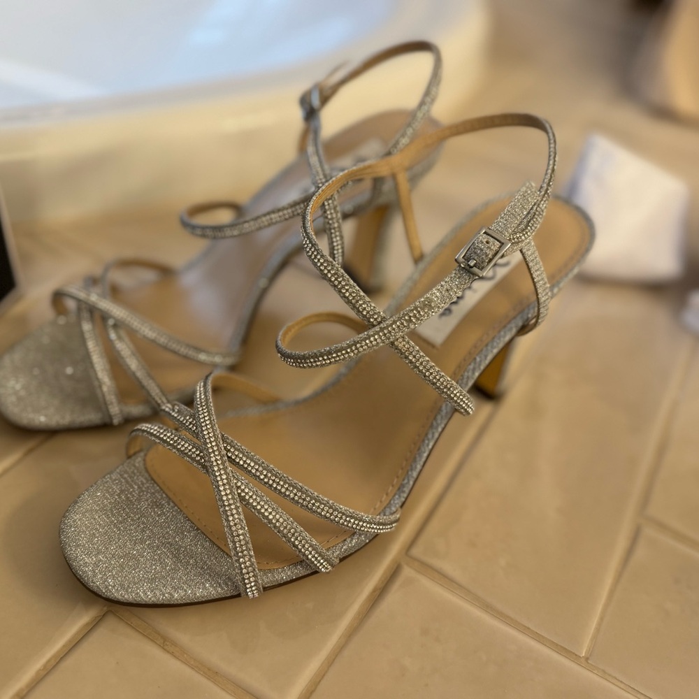 NINA ANNA SILVER METALLIC MID-HEEL SANDALS